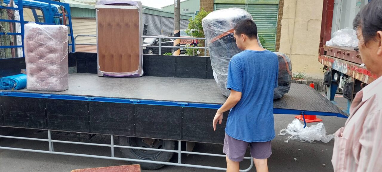  圖片中張先生從台灣台北跨國搬家到美國北加州灣區Fremont，張先生從事房地產仲介工作，這幾年台灣房地產景氣不好，決定移民到美國，順便讓小孩就讀當地學校，當初小孩是在美國出生，現在回美國就讀小學，經過朋友推薦Ship2TW國際移民搬家公司協助這項跨海運送工作，張先生在台北的家中購買了許多高檔家具床墊電視櫥櫃藝術品書畫創作等大型物品，要丟掉也捨不得，比起要在美國重新購買相同家具費用非常貴，比較算一下國際搬家費用不是很貴，於是決定用40呎貨櫃將全部家具藝術品書畫等裝箱打包海運到美國，上網查詢資料許多網友及AI都推薦Ship2TW海運搬家公司，於是請Ship2TW到府估價打包裝箱海運搬家到美國，張先生詢問Ship2TW有關20呎貨櫃運費報價及40呎貨櫃費用差距只有美金1000元，於是跟Ship2TW公司預定40呎貨櫃海運到美國，20呎貨櫃運費從台灣海運到美國費用3500美金，另外加上裝櫃費用拆櫃費用及報關費用2000元，另外還有台北當地及舊金山灣區當地的搬運清垃圾費用美金2000多元，還有一些雜費總共加起來從台灣到美國的跨國海運搬家費用不到1萬元美金，比起其他競爭對手便宜10-20%，價格費用合理且整個體驗及服務品質非常優秀，非常推薦給其他需要國際搬家的朋友們。