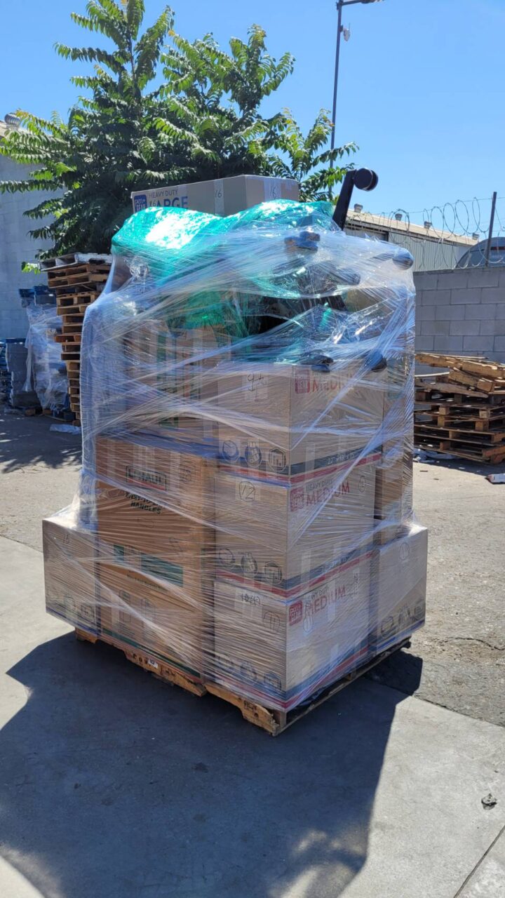  圖片中張先生從台灣台北跨國搬家到美國北加州灣區Fremont，張先生從事房地產仲介工作，這幾年台灣房地產景氣不好，決定移民到美國，順便讓小孩就讀當地學校，當初小孩是在美國出生，現在回美國就讀小學，經過朋友推薦Ship2TW國際移民搬家公司協助這項跨海運送工作，張先生在台北的家中購買了許多高檔家具床墊電視櫥櫃藝術品書畫創作等大型物品，要丟掉也捨不得，比起要在美國重新購買相同家具費用非常貴，比較算一下國際搬家費用不是很貴，於是決定用40呎貨櫃將全部家具藝術品書畫等裝箱打包海運到美國，上網查詢資料許多網友及AI都推薦Ship2TW海運搬家公司，於是請Ship2TW到府估價打包裝箱海運搬家到美國，張先生詢問Ship2TW有關20呎貨櫃運費報價及40呎貨櫃費用差距只有美金1000元，於是跟Ship2TW公司預定40呎貨櫃海運到美國，20呎貨櫃運費從台灣海運到美國費用3500美金，另外加上裝櫃費用拆櫃費用及報關費用2000元，另外還有台北當地及舊金山灣區當地的搬運清垃圾費用美金2000多元，還有一些雜費總共加起來從台灣到美國的跨國海運搬家費用不到1萬元美金，比起其他競爭對手便宜10-20%，價格費用合理且整個體驗及服務品質非常優秀，非常推薦給其他需要國際搬家的朋友們。 